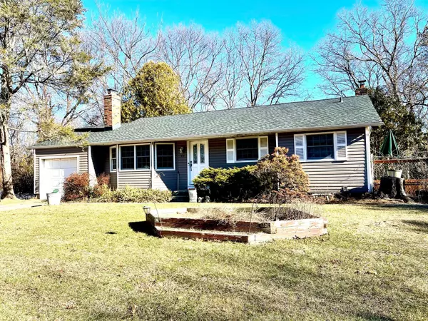 49 Fulham LN, Holbrook, NY 11741
