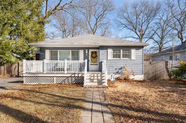 9 Forest TRL,  Ridge,  NY 11961