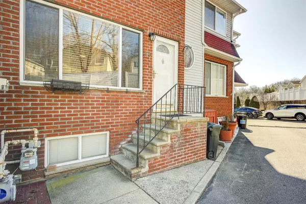 93 Cranford Ct, Staten Island, NY 10306