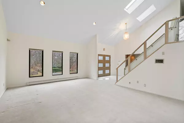 Dix Hills, NY 11746,9 Talburn LN
