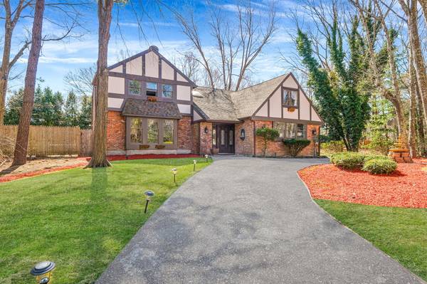 Manorville, NY 11949,2 Linda LN