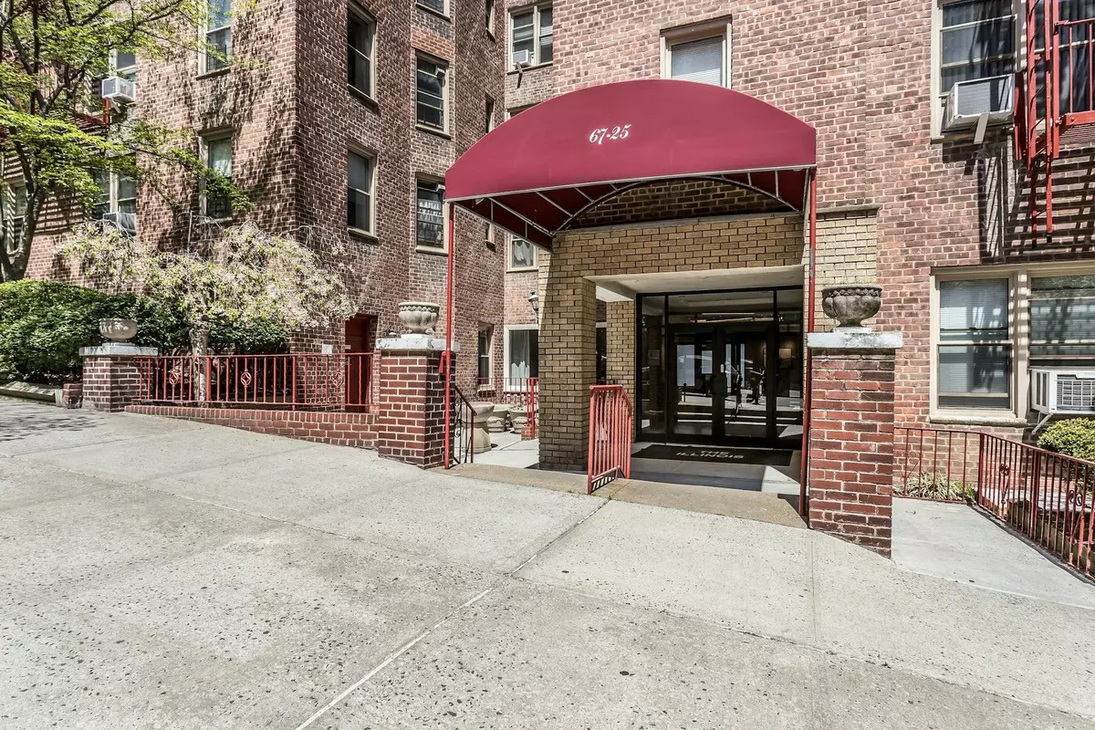 Forest Hills, NY 11375,67-25 Clyde ST #1G