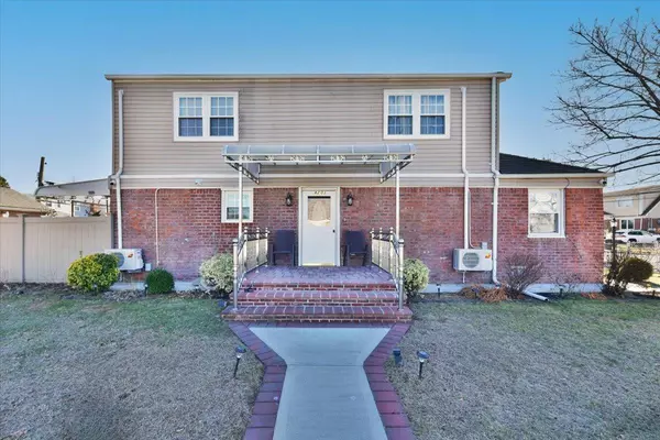 82-03 260 ST, Glen Oaks, NY 11004