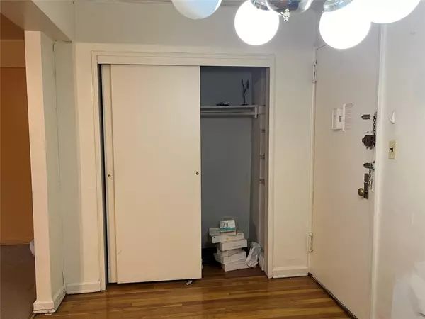 Jackson Heights, NY 11372,33-24 Junction Blvd #3M