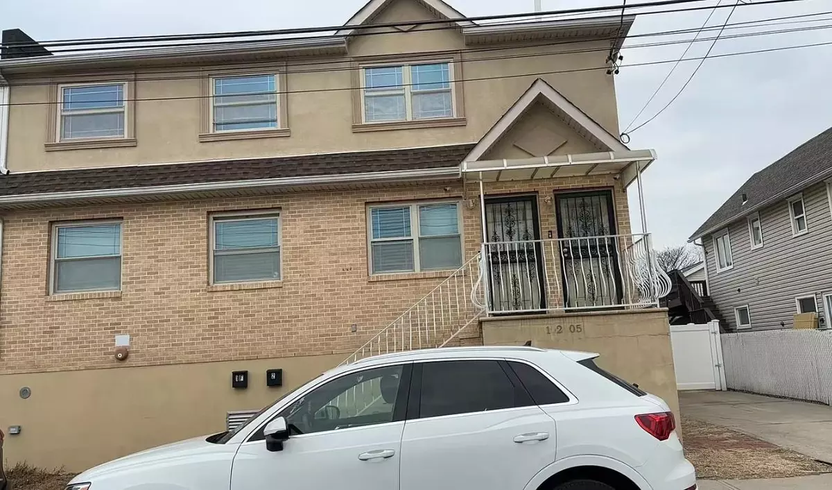 Howard Beach, NY 11414,10205 Davenport CT #2