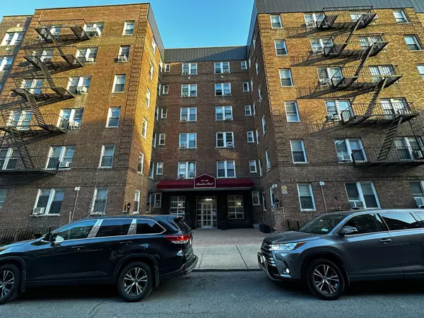 64-85 Saunders ST #F5, Rego Park, NY 11374