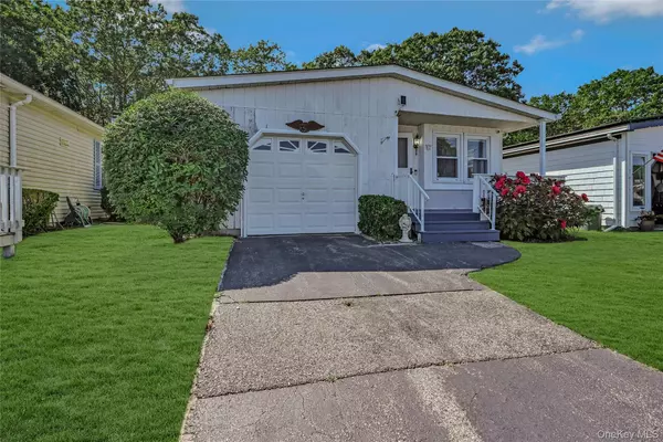 Manorville, NY 11949,161 Village CIR #161