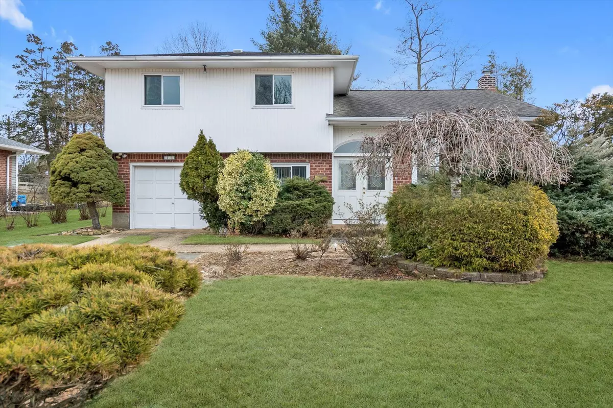 Jericho, NY 11753,326 White Birch LN