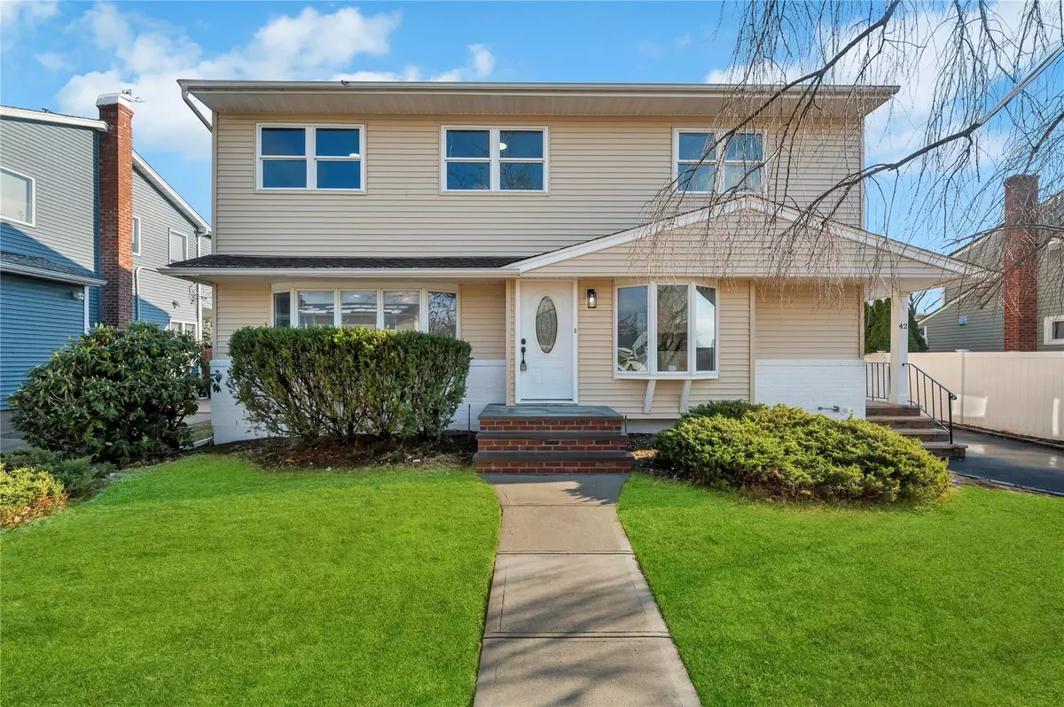 Hicksville, NY 11801,42 Froehlich Farm RD