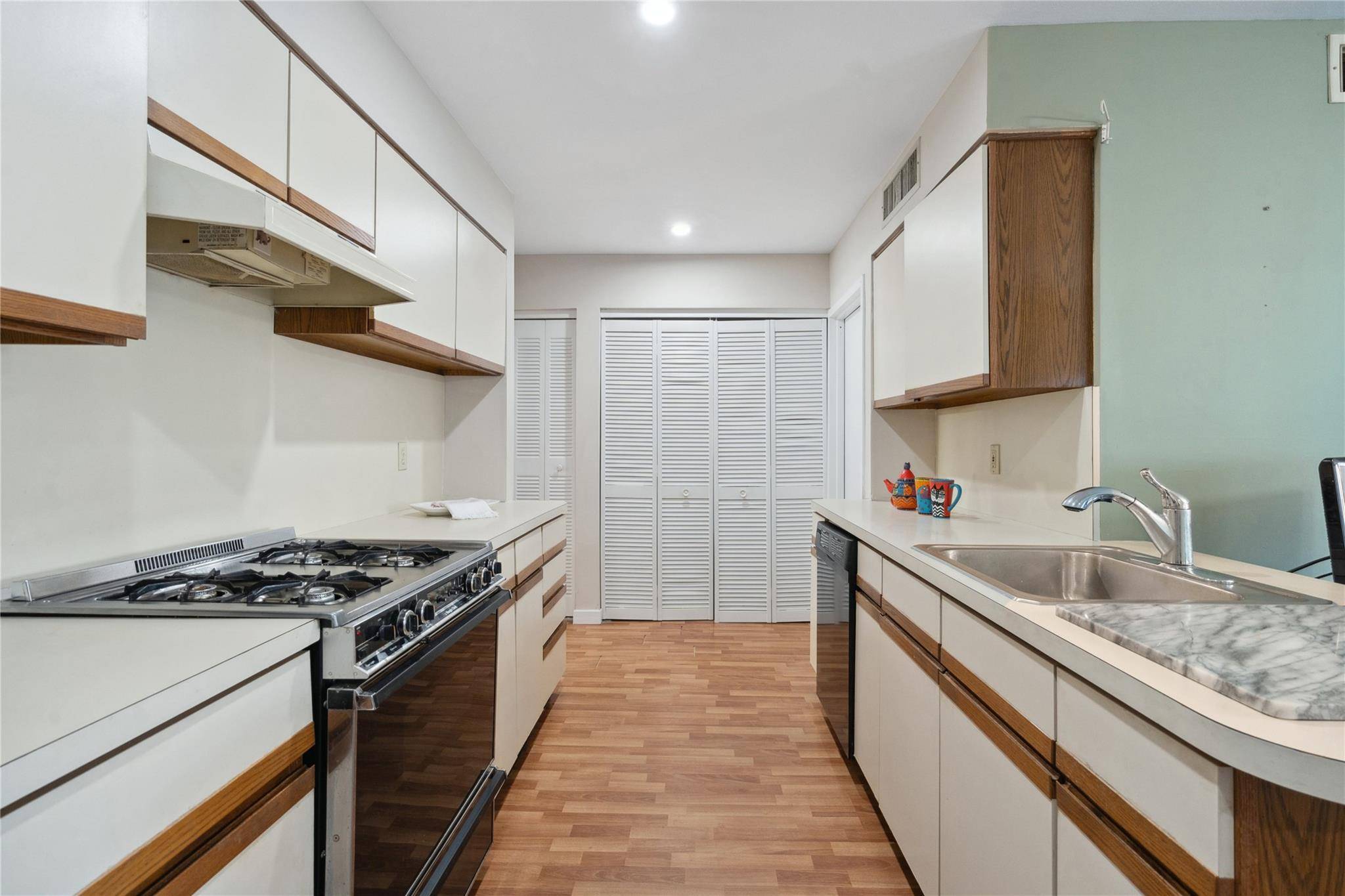 Bay Shore, NY 11706,30 Doral LN