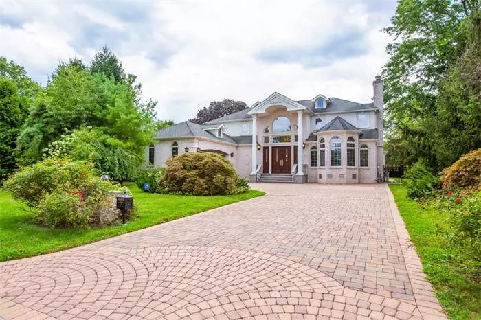 150 Crabapple RD, Manhasset, NY 11030