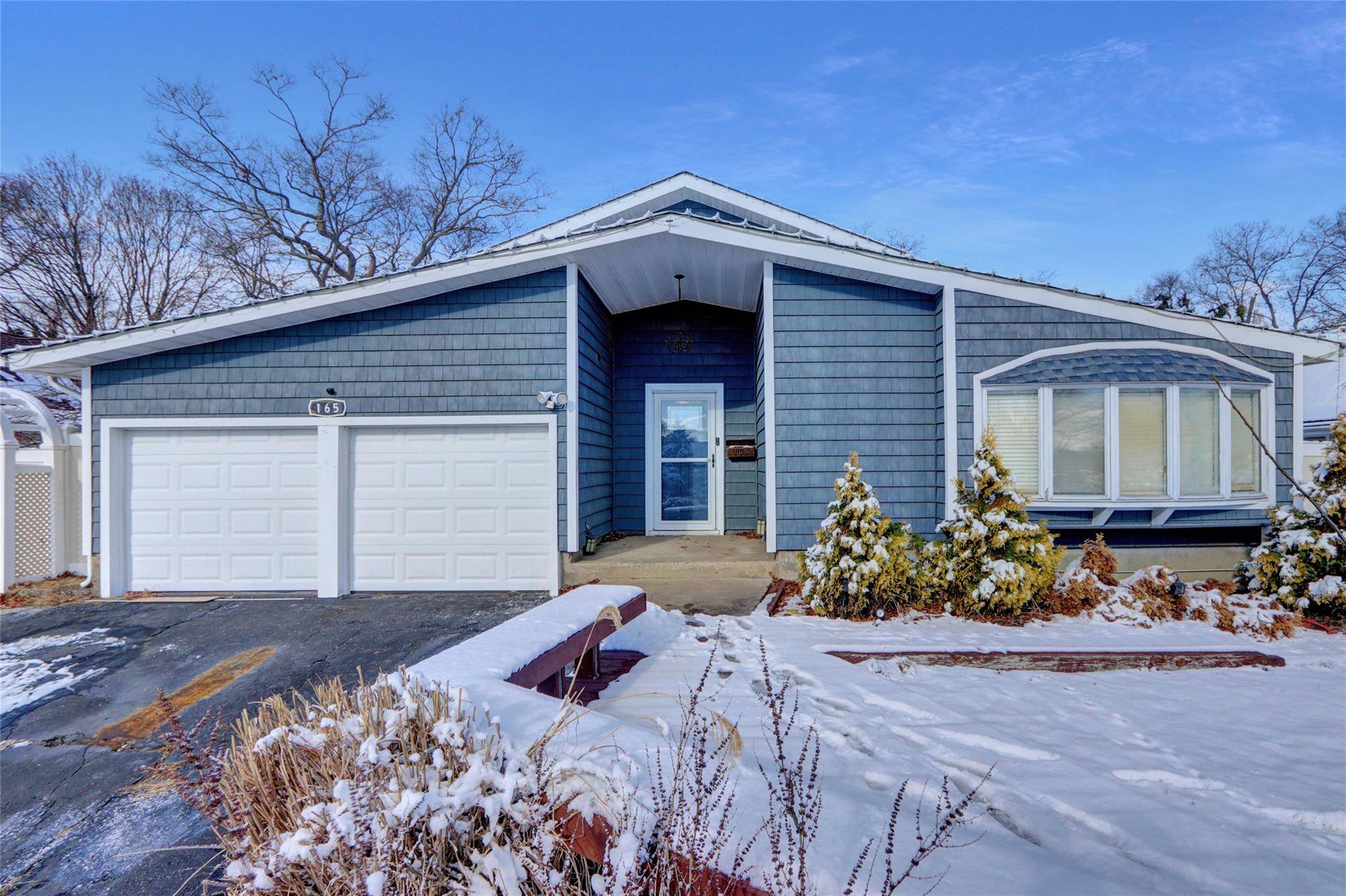 165 Sunflower LN, Islandia, NY 11749