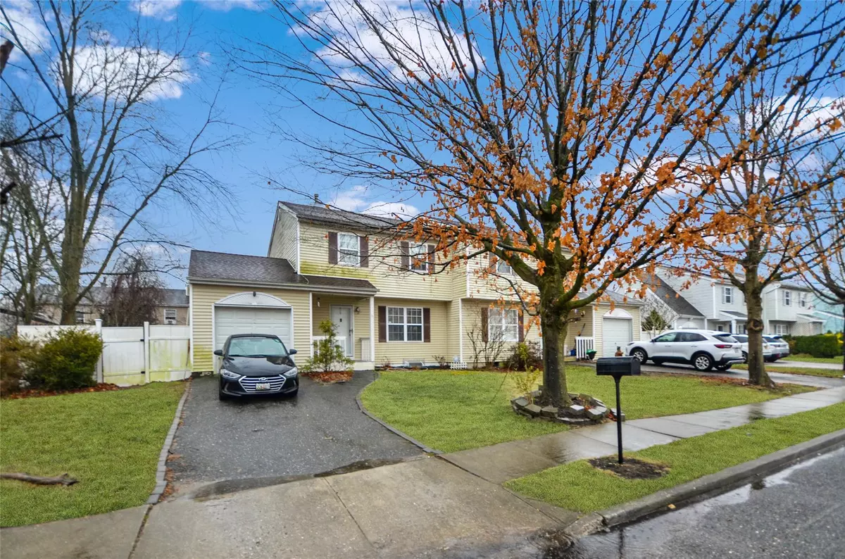 Central Islip, NY 11722,33 Beech ST