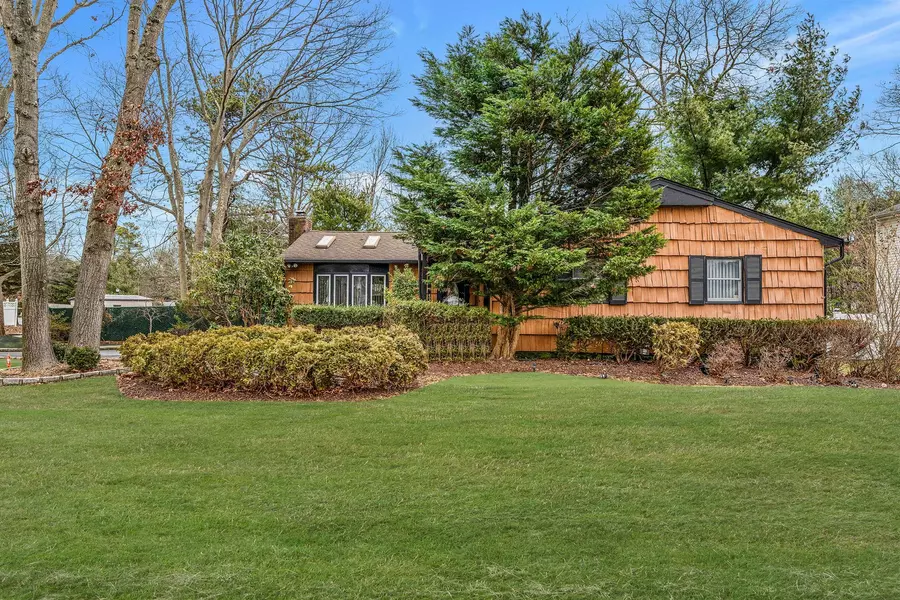 18 Mildred CT, Nesconset, NY 11767