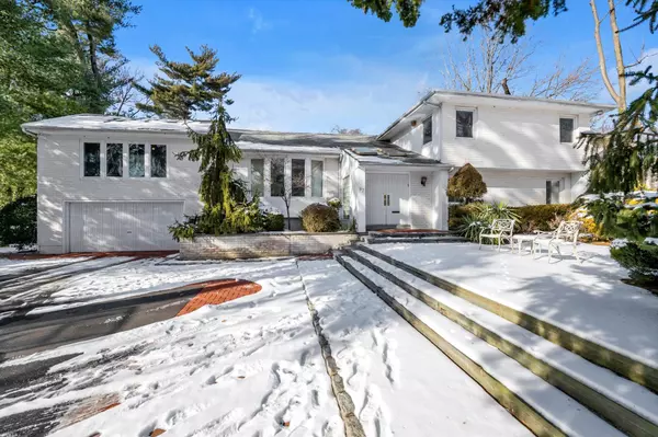 97 Cedar DR, Great Neck, NY 11021