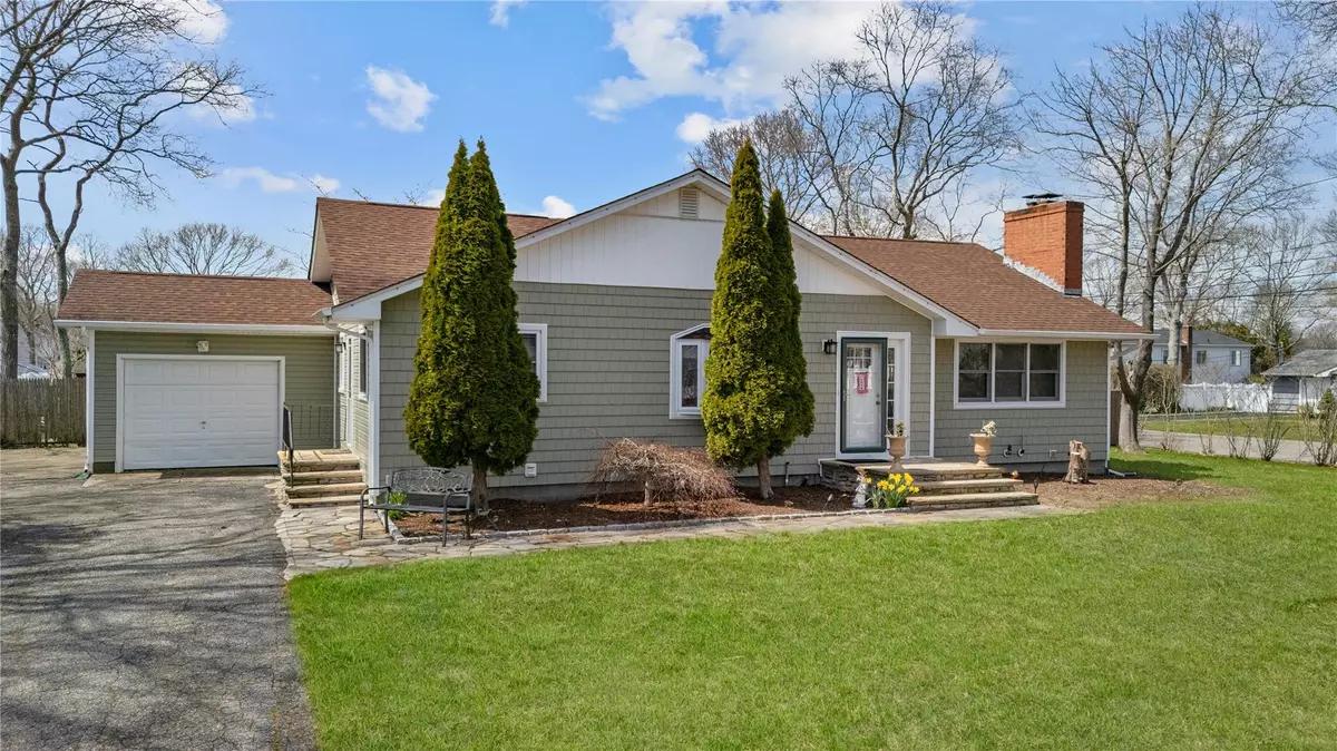 Shirley, NY 11967,60 Alder LN