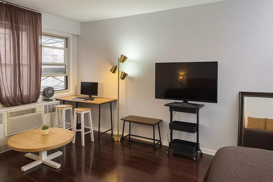 245 35 ST #9J, New York (manhattan), NY 10016