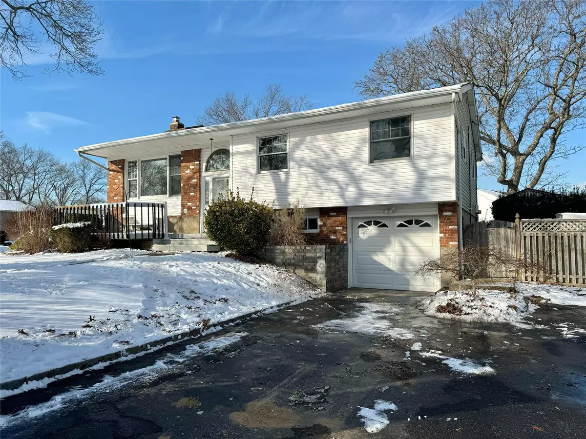 Smithtown, NY 11787,1 Quaker LN