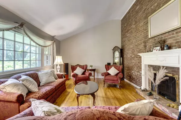 Huntington, NY 11743,30 Greenhill LN