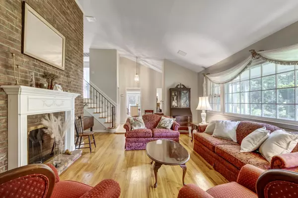Huntington, NY 11743,30 Greenhill LN