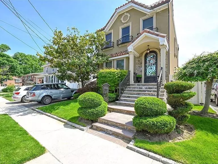 Whitestone, NY 11357,150-28 19 AVE