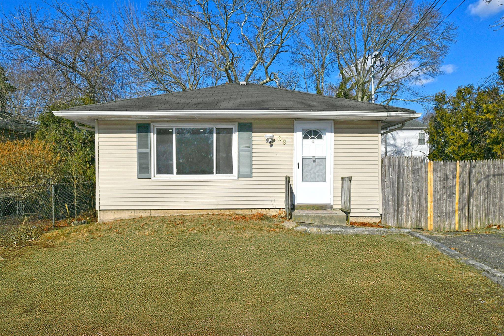 69 Pinewood DR, Shirley, NY 11967