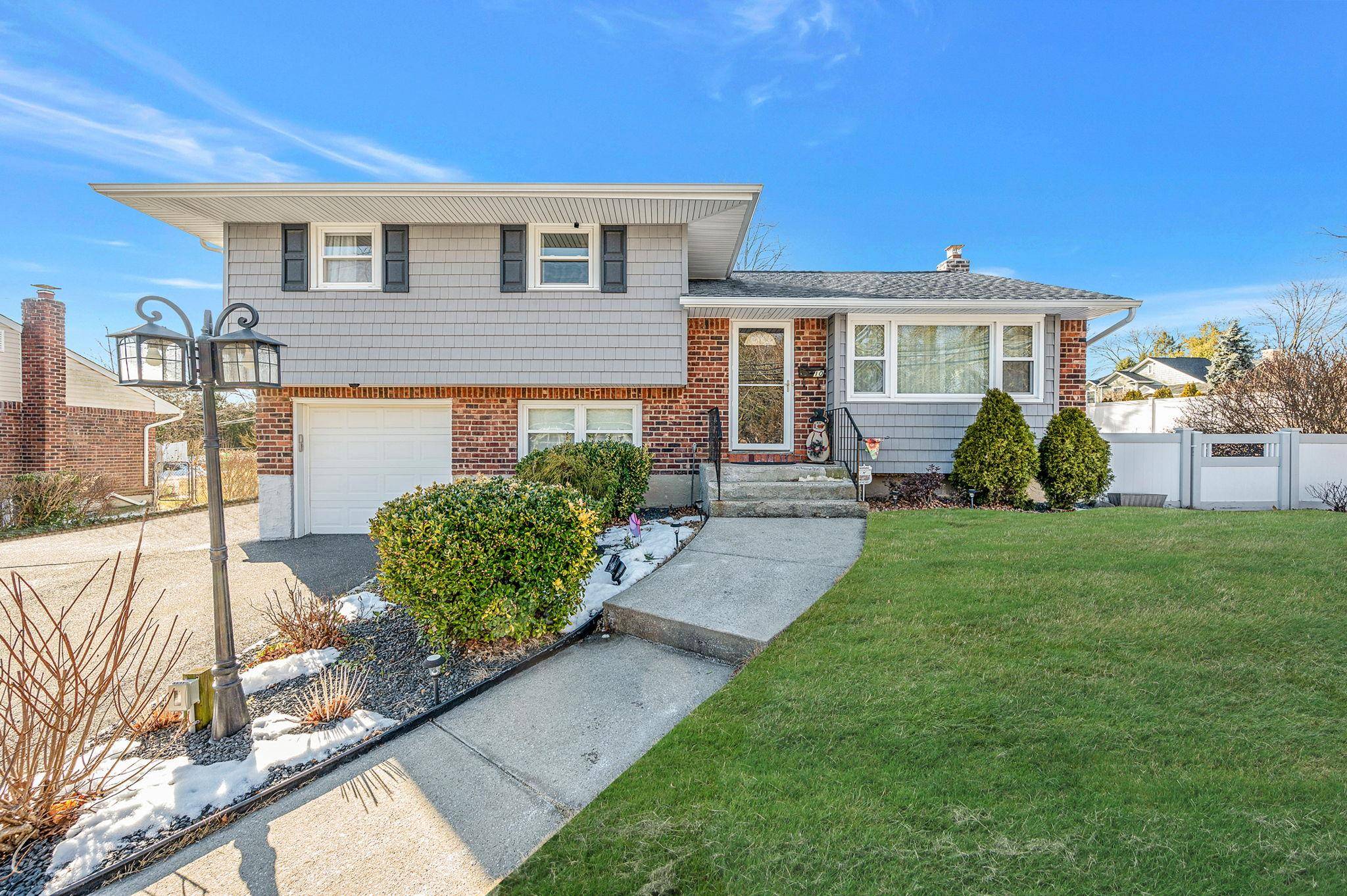 10 Kings Park RD,  Commack,  NY 11725
