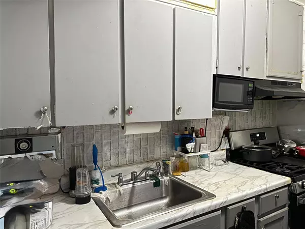 Howard Beach, NY 11414,153-25 88th ST #5H