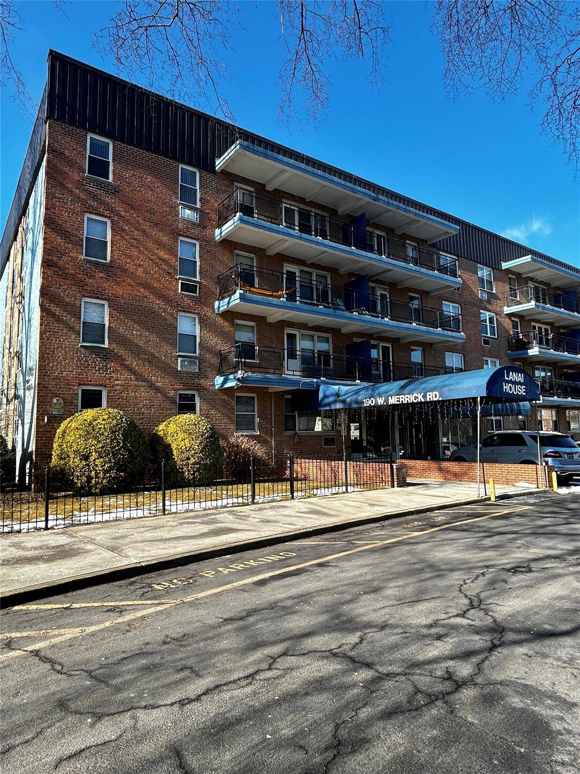 190 W Merrick RD #2P, Freeport, NY 11520
