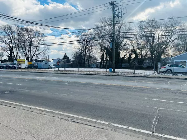 Lindenhurst, NY 11757,1360-1370 Merrick RD