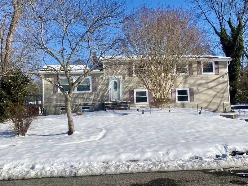 17 Ferret LN, East Setauket, NY 11733