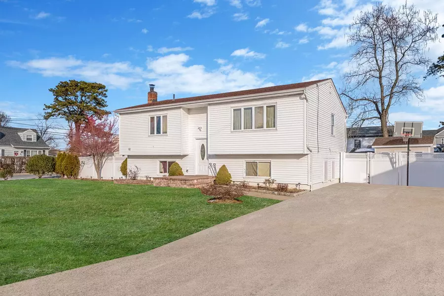 51 Jackson ST, Farmingdale, NY 11735