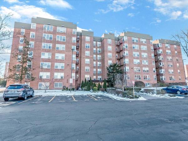 18-70 211 ST #2G, Bayside, NY 11360