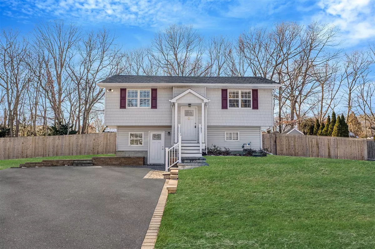 South Setauket, NY 11720,10 Antler LN