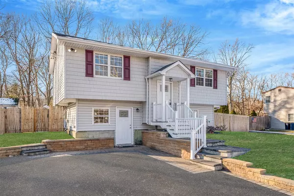 South Setauket, NY 11720,10 Antler LN