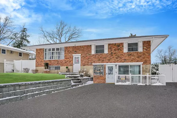 32 Mackay DR, Hauppauge, NY 11788