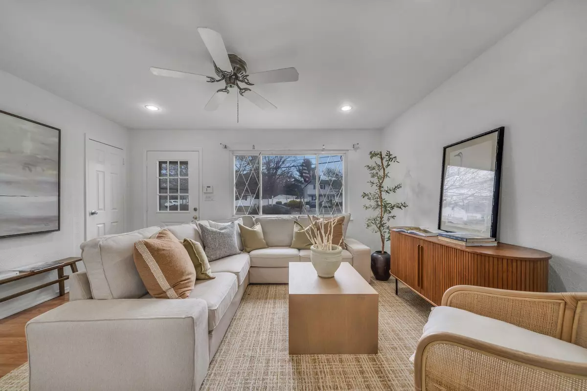 Bay Shore, NY 11706,12 Stewart ST