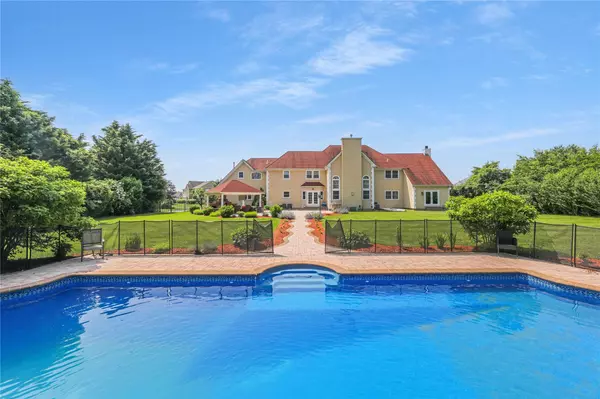 11 Dogwood LN, East Moriches, NY 11940