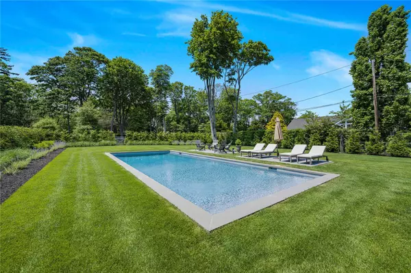Bellport, NY 11713,5 Thorn Hedge RD