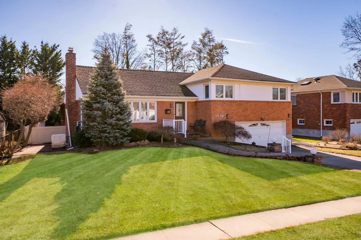 Westbury, NY 11590,1924 Stratford DR