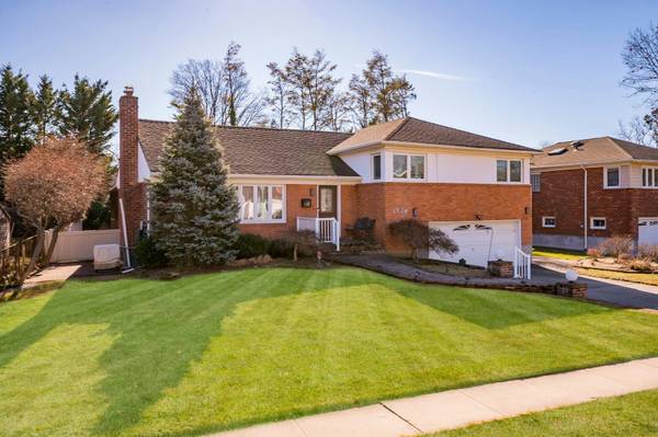 1924 Stratford DR,  Westbury,  NY 11590