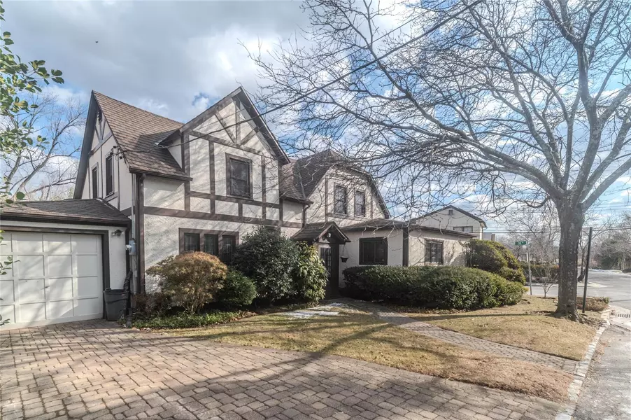 38-43 Regatta PL, Douglaston, NY 11363