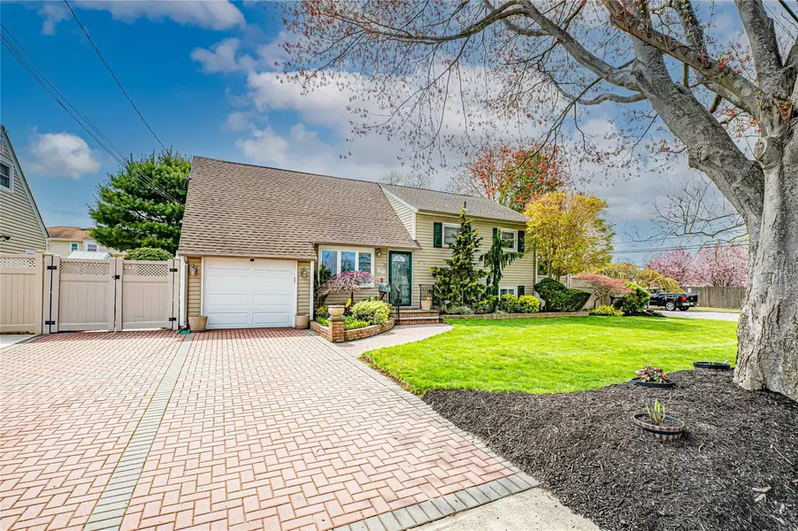 958 N Queens AVE, Lindenhurst, NY 11757