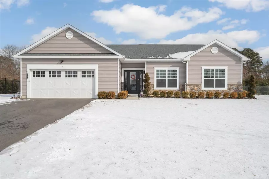 15 Pondview CIR, Shirley, NY 11967