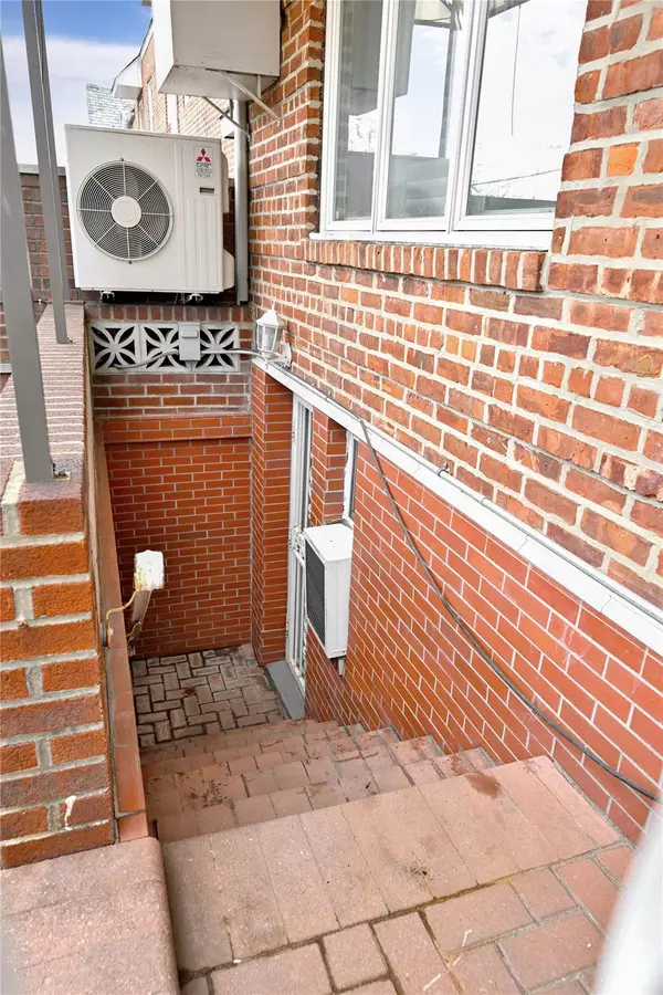 Astoria, NY 11105,20-13 43rd ST