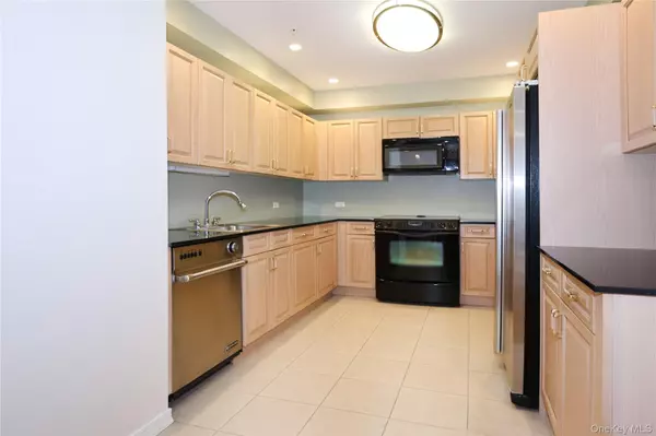 Port Washington, NY 11050,100 Harbor View DR #423