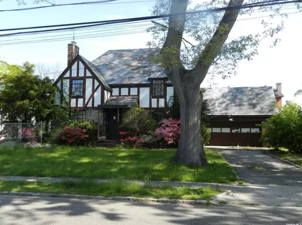 15 Bayview ST, Massapequa, NY 11758