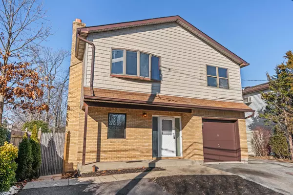 8 Deans LN, Bayville, NY 11709