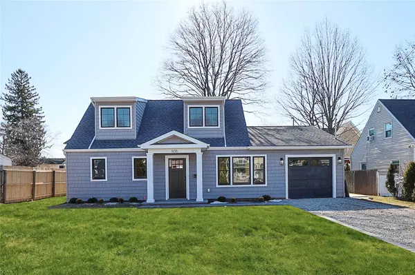 606 Dryden ST, Westbury, NY 11590