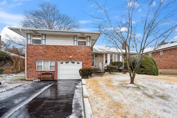 10 Berkley LN, Syosset, NY 11791